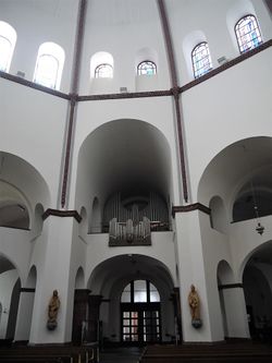 Berlin-Spandau, Maria Hilfe der Christen, Innenraum.JPG