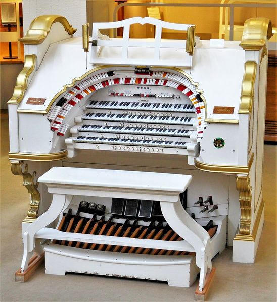 Datei:Berlin-Tiergarten, (Wurlitzer-Orgel) (3).jpg