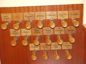Berlin-Weißensee, Pfarrkirche, Sauer-Orgel, Register.JPG
