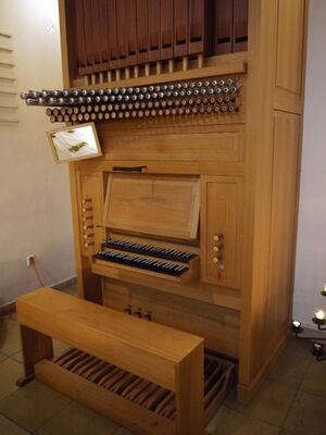 Berlin-Wilmersdorf, Lindenkirche, Chororgel, Spieltisch.JPG