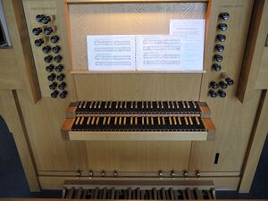 Berlin-Zehlendorf, Kirche Schönow-Buschgraben, Spieltisch.JPG