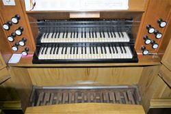 Bernau bei Berlin, Herz-Jesu-Kirche, Spieltisch.JPG