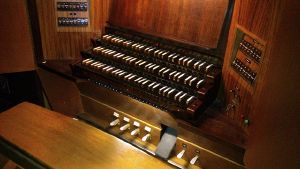 Bonn Kessenich Friedenskirche Spieltisch.jpg