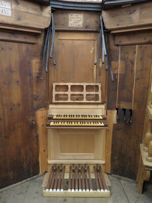 Brixen, Frauenkirche, Gesamtansicht Spieltisch.JPG