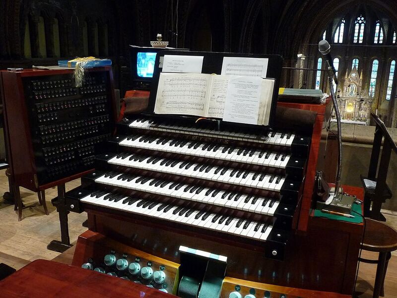 Datei:Budapest Matthiaskirche Hauptorgel Spieltisch.jpg