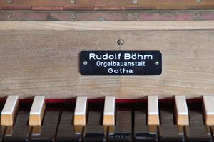 Cölbe-Bürgeln, ev Kirche, Orgel, Firmenschild.JPG