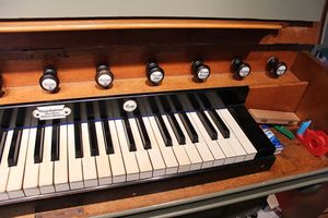 Dautphetal-Buchenau, Martinskirche, Spieltisch 3.JPG