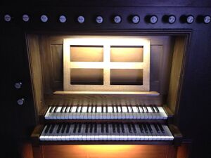 Disternich, St. Mariä Himmelfahrt, Spieltisch.jpg