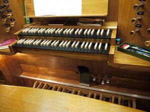 Dresden, Diakonissenhauskirche, Spieltisch.JPG