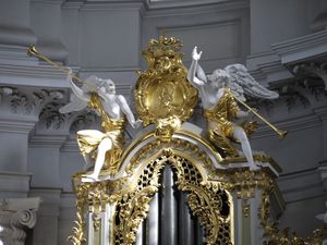 Dresden, Dom und Hofkirche Sanctissimae Trinitatis (Hauptorgel), Wappen.JPG