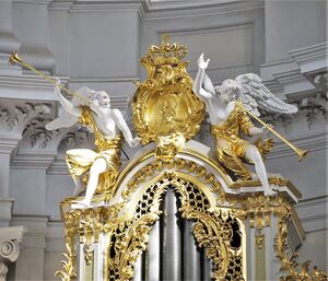 Dresden, Dom und Hofkirche Sanctissimae Trinitatis (Hauptorgel), Wappenneu.JPG