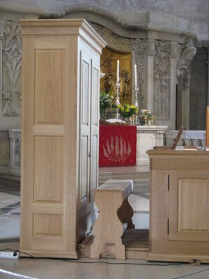 Dresden, Kreuzkirche, Liegende Orgel, Pedalschrank.JPG