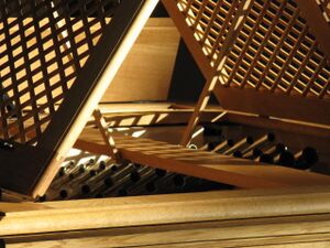 Dresden, Kreuzkirche, Liegende Orgel, schräge Pfeifen.JPG