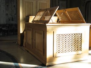 Dresden, Kreuzkirche, Liegende Orgel b.JPG