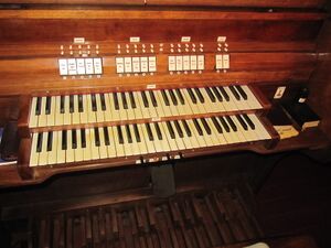 Dresden, St. Hubertus, Spieltisch.JPG