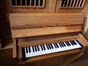 Dresden-Bühlau, Friedenskirche, Orgelspieltisch.JPG