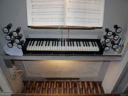 Dresden-Schönborn, Dorfkirche, Spieltisch.JPG