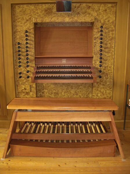 Datei:Eisenberg St. Matthäus Spieltisch.JPG