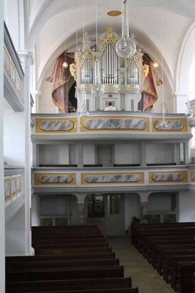 Datei:Elstra Orgel im Raum.jpg