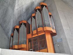 Frankfurt (Main), St. Ignatius, Orgel.JPG