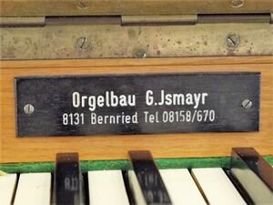 Frankfurt (Main)-Niederrad, Kleine Kirche, Firmenschild.JPG