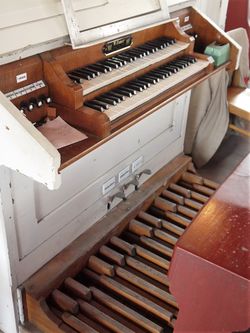 Friedland-Groß Briesen, Dorfkirche, Spieltisch.JPG