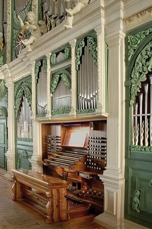 Görlitz Peterskirche Spieltisch.jpg