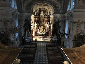 Götzens Pfarrkirche Blick in die Kirche.JPG