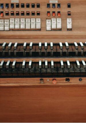 Gargždai St Michael Spieltisch.jpg