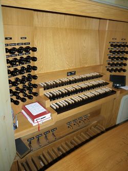 Gera, St. Elisabeth, Spieltisch.JPG