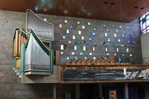 Gießen, Petruskirche, Orgel mit Empore.JPG