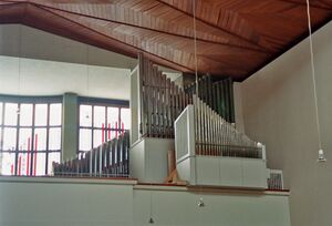 Gießen, St. Albertus, Orgel seitliche Ansicht.jpg