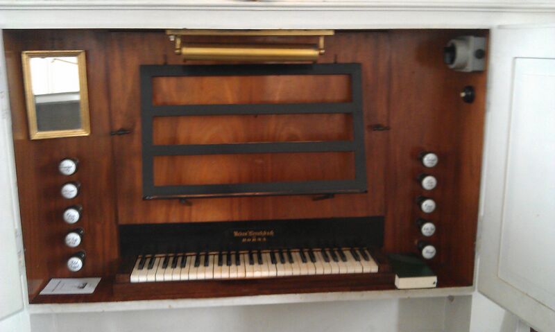 Datei:Glauchau-Jerisau, Martinskirche, Spieltisch.jpg