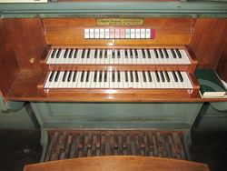 Gosen, Dorfkirche, Spieltisch.JPG