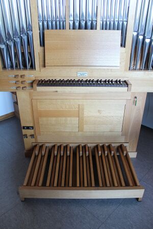 Grünberg-Göbelnrod, Gemeindesaal, Orgel, Spieltisch.JPG