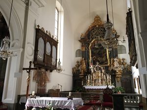 Graz Mariahilferkirche Chororgel und Chorraum.JPG