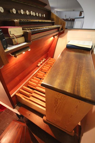 Datei:Hüttenberg-Rechtenbach, ev Kirche Großrechtenbach, Orgel, Spieltisch 1.JPG