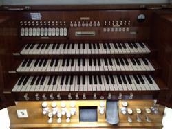 Haidhausen, St Johannes, Spieltisch 1.jpeg