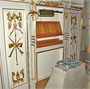 Haimhausen, Schlosskapelle (Spieltisch).jpg