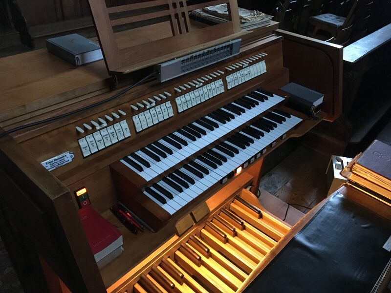 Datei:Hall in Tirol Franziskanerkirche Spieltisch.JPG