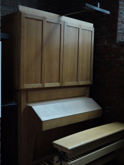 Hamburg-St.Georg, Dreieinigkeits-Kirche (Kleinorgel), Seite.JPG