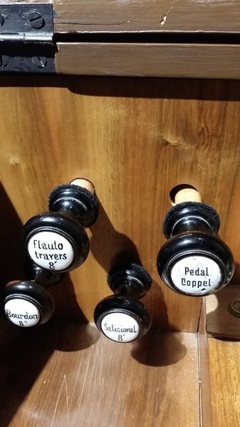 Datei:Heiligenkreuz (NÖ), Kreuzkirche Register.jpg