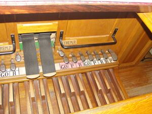 Helsinki, Kallio, Detail Spieltisch Hauptorgel.JPG