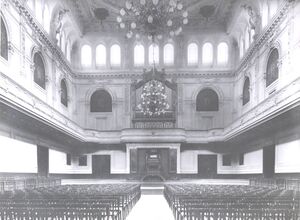 Innsbruck Alter Stadtsaal mit alter Orgel.jpg