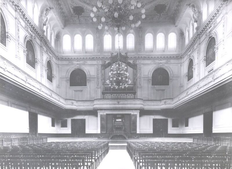Datei:Innsbruck Alter Stadtsaal mit alter Orgel.jpg
