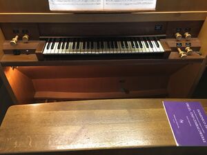 Innsbruck BORG Festsaal Spieltisch.JPG