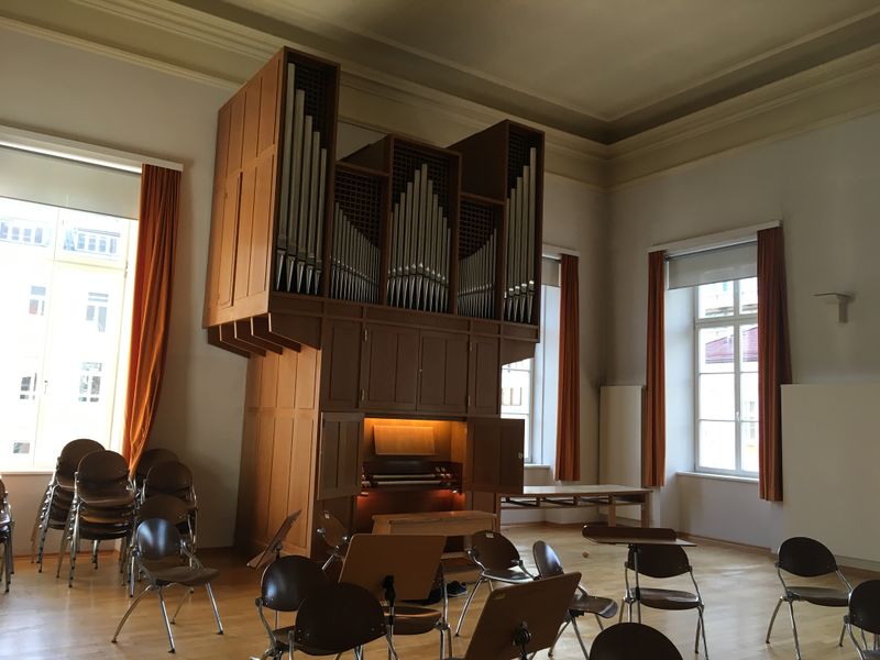 Datei:Innsbruck BORG Orchesterraum Prospekt.JPG