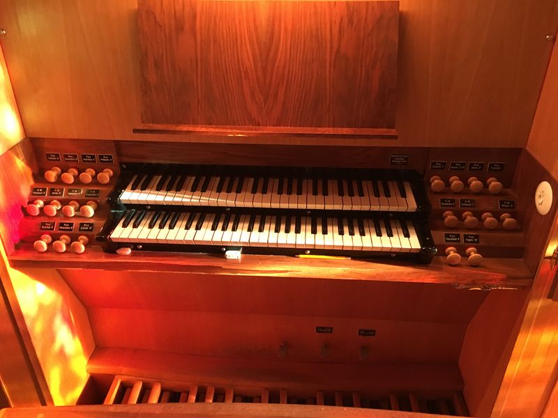 Datei:Innsbruck Hötting Priesterseminar Kirche Spieltisch.JPG