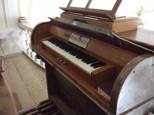 Jenhausen, Mariä Himmelfahrt, Spieltisch.JPG