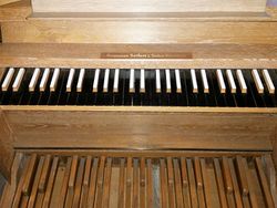 Köln-Holweide, Mariä Himmelfahrt (Emporenorgel) (3).jpg